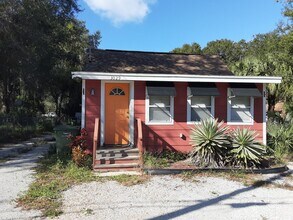 Building Photo - Annual unfurnished 2/1 SFH near Ringling College