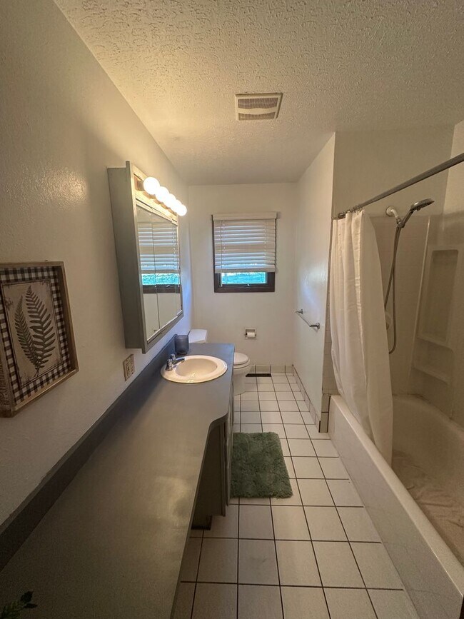 Building Photo - 3 Bedroom Home