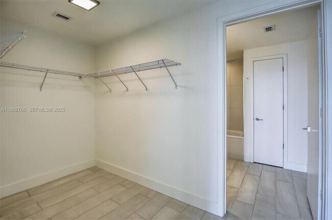 Building Photo - 2000 Metropica Wy