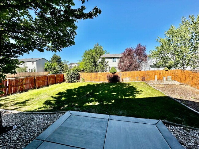 Building Photo - "Charming Centennial Retreat: Spacious 3-Bedroom Home with 2.5 Baths!
