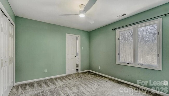 Building Photo - 120 Tall Oak Dr