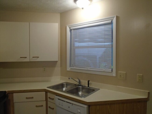 Building Photo - 2 bedroom condo for rent close to base!