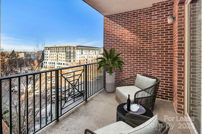 Building Photo - 300 W 5th St