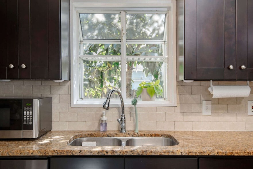 Building Photo - 108 E Flora St