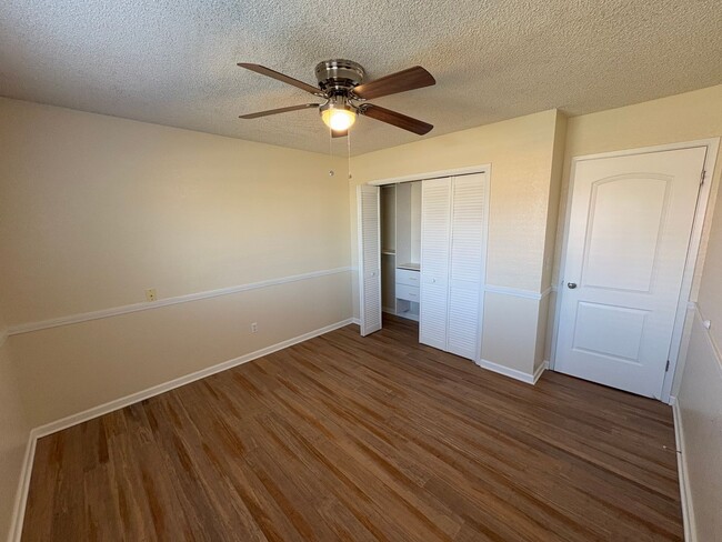 Building Photo - Lemoore Home Available Now!