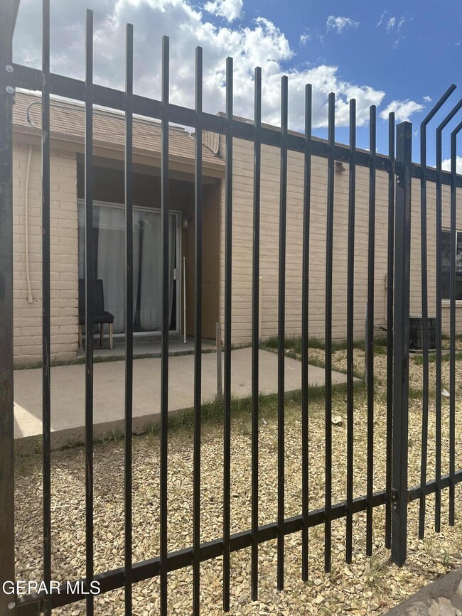 Building Photo - 10425 Ashwood Dr