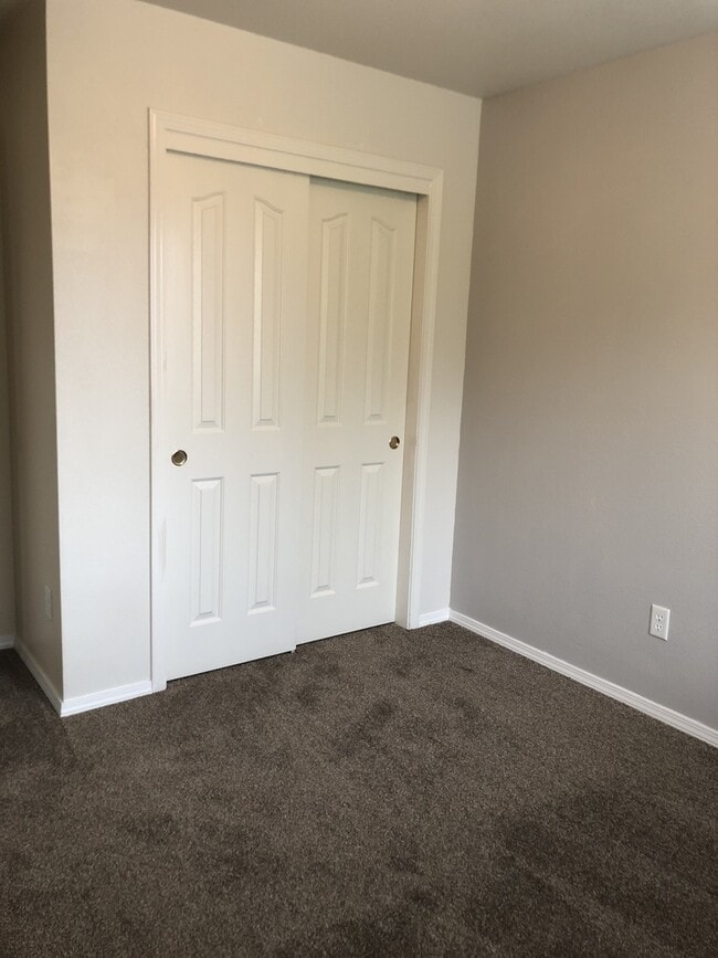 Building Photo - 3 Bed/2 bath...Newer Carpet and Flooring.....