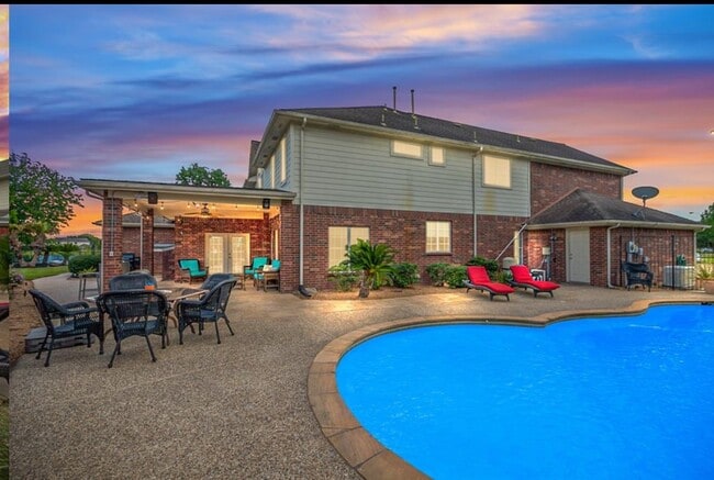 Building Photo - 303 N Elder Grove Dr