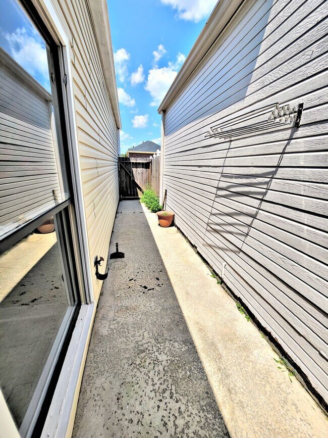 Building Photo - TOWNHOUSE FOR RENT - DECATUR SE