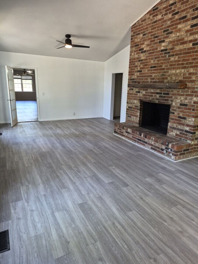 Building Photo - 3942 Howell Dr