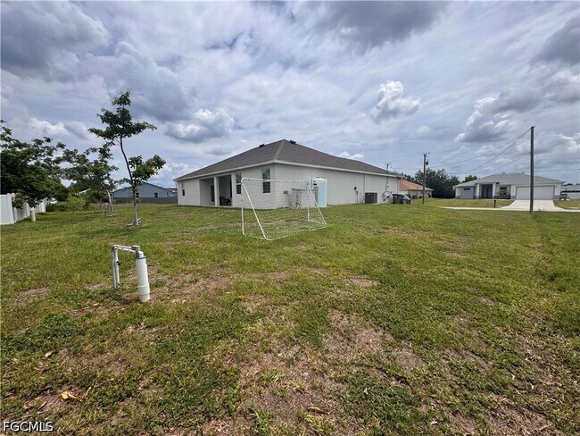 Building Photo - 1820 NW 19th Ave