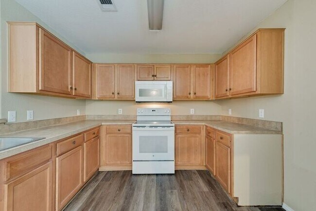 Building Photo - Newly updated home ready for move in