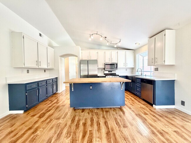 Building Photo - Cul-de-Sac 3 Bedroom 2 Bathroom Home with SOLAR, 3-Car Garage & LARGE Backyard