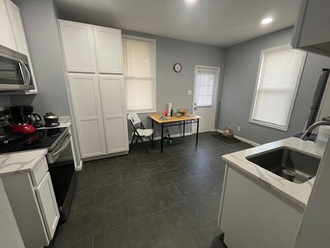 Building Photo - Spacious 3 bed, 1.5 bath duplex