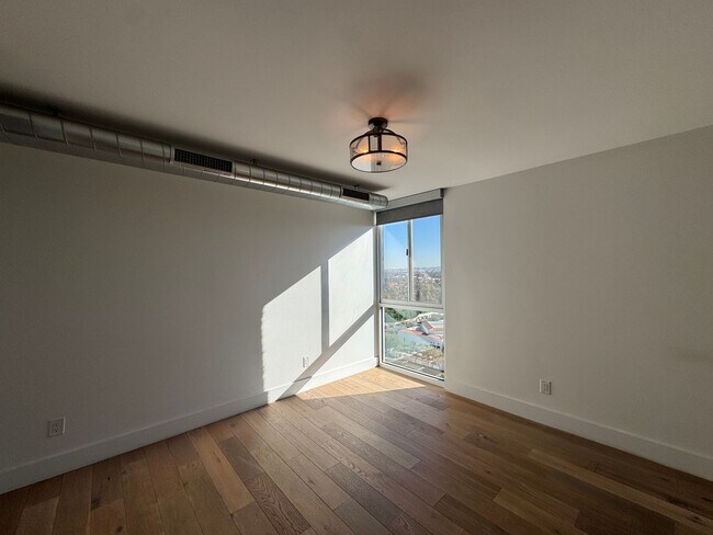 Building Photo - Luxury 2 Bedroom Condo Available at Regency House in Central Phoenix!