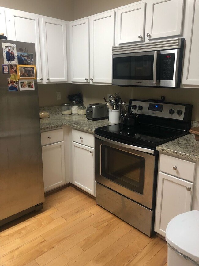 Building Photo - Beautifully Updated Townhome in Prime Carrboro Location – Walk to Downtown & Weaver Street Market