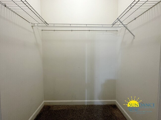 Building Photo - Beautiful 3 Bedroom Townhouse Near Both Mi...