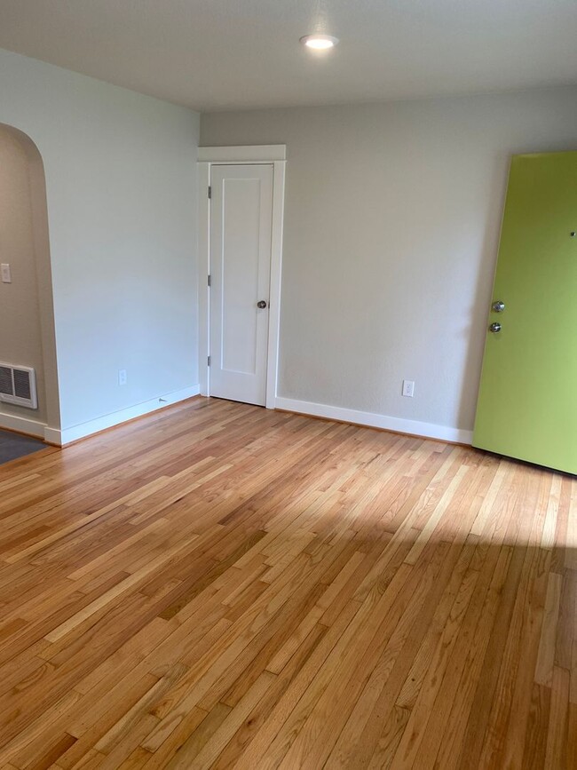 Building Photo - Modern Vintage Alberta Arts  1250sqft 1BR-...