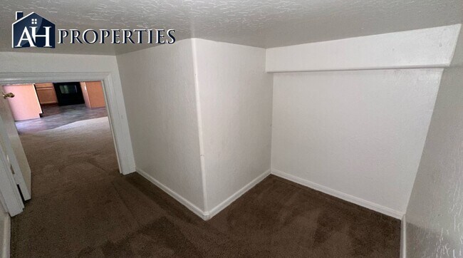 Building Photo - 3 Bed 2.5 bath 2 story house LOTS of storage