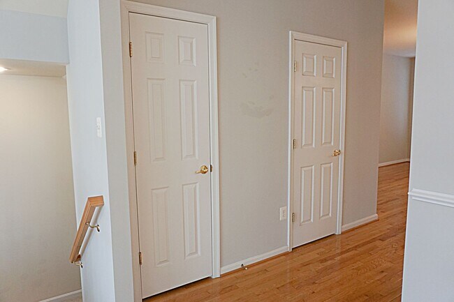 Building Photo - Exquisite Townhouse in Orchard Run Germantown