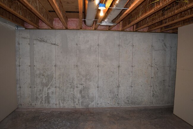 Building Photo - Available November 5, 2024! Call Watson & ...