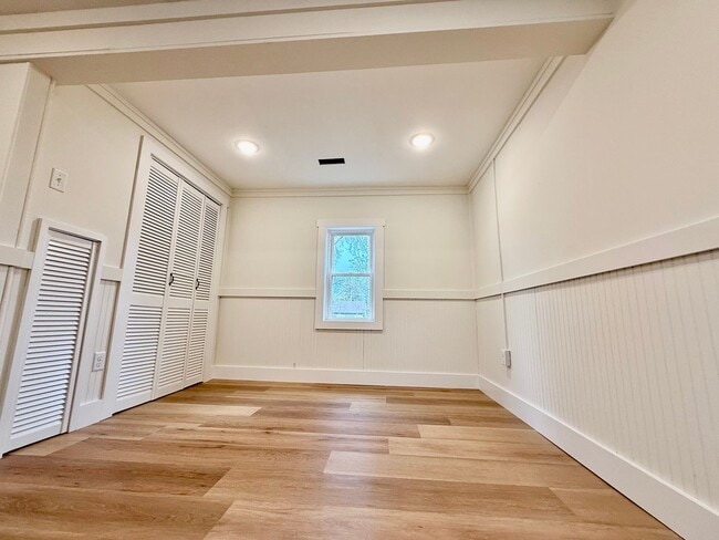 Building Photo - Newly Renovated 3 Bdrm Close to Campus! Avail Aug 2026 $2,250 or $1,500 for Now thru July 2026!