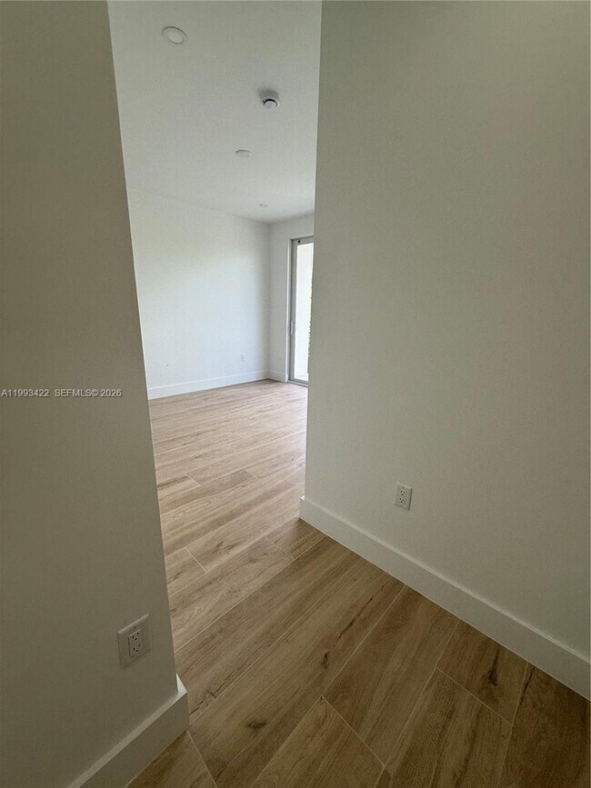 Building Photo - 1981 SW 33rd Ave