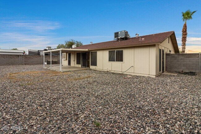 Building Photo - 7120 W Sunnyslope Ln