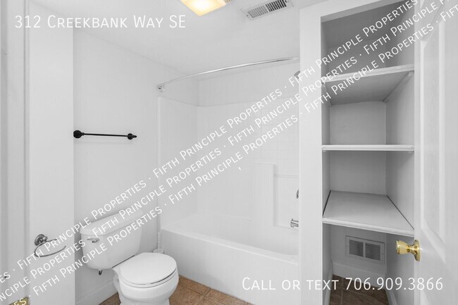 Building Photo - 312 Creekbank Way SE