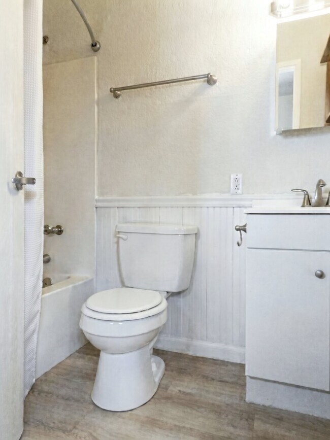 Building Photo - 2512 E Eastland St