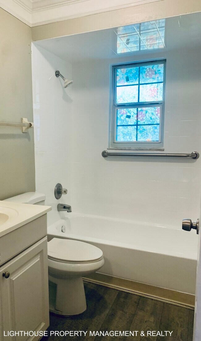 Building Photo - Spacious 2-Bedroom Duplex with Stainless Steel Appliances