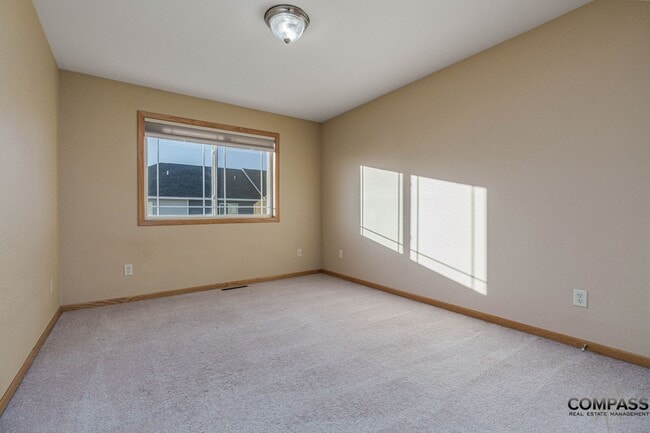 Building Photo - SPACIOUS UPDATED TOWNHOME WITH IN-UNIT LAU...