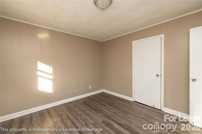 Building Photo - 213 Roslyn Rd