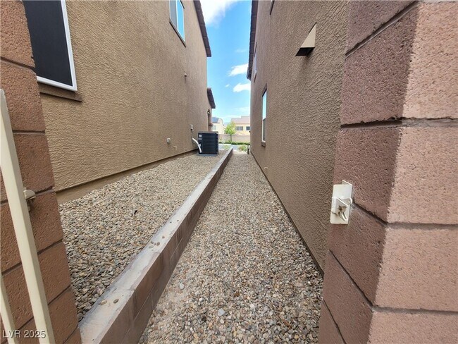 Building Photo - 2409 W Gilmore Ave
