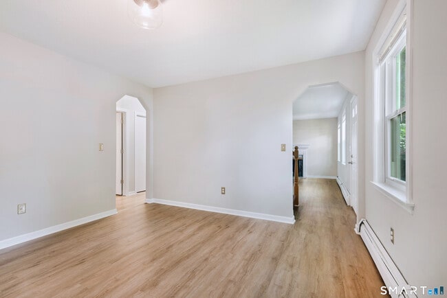 Building Photo - 40 Kingsbury Ln