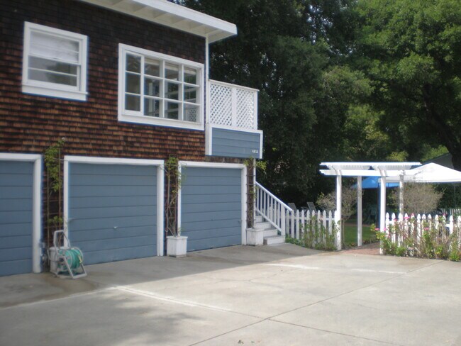 Unit and garages - 481 Willow Rd