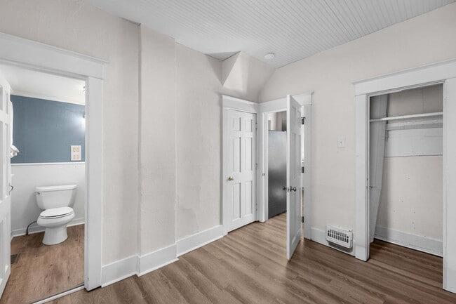 Building Photo - Great Location! Northtown Charmer!