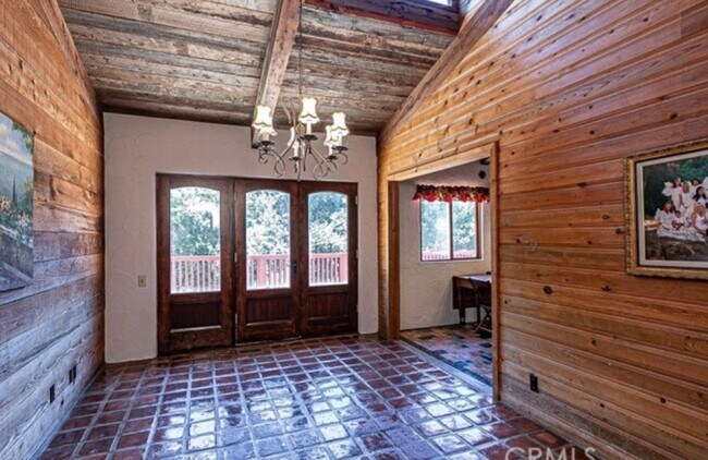 Building Photo - Escape to Your Own Private Retreat Among the Oaks