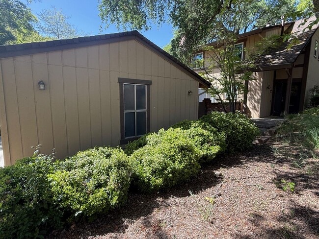 Building Photo - Newley Updated 4 bedroom, 2.5 bathroom Townhome in Citrus Heights!!!