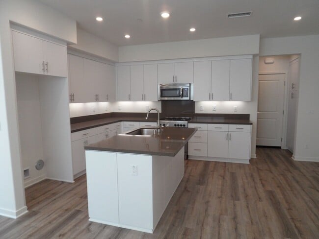 Building Photo - 4BR 3BA two-story condo with 2 Car Attache...