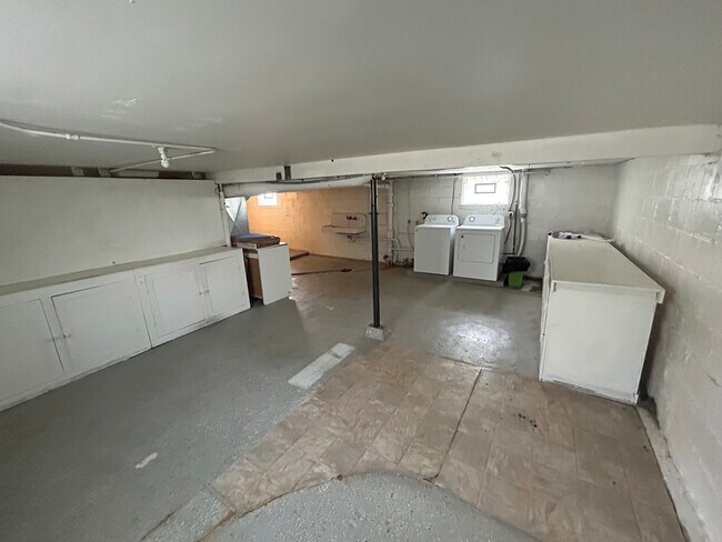 Building Photo - 2505 Ave F