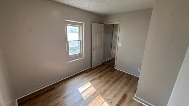 Building Photo - $1050 - 3 bed 1 bath - Single Family Home ...