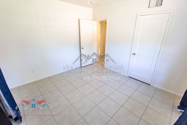 Building Photo - 1324 W Clarendon Ave