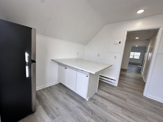 Building Photo - ~$1,000 OFF ONE MONTH'S RENT~ Gorgeous top-floor unit in a beautiful historic home right in the h...