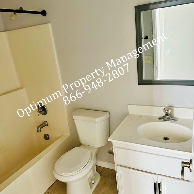 Building Photo - Modern Elegance and Comfort!