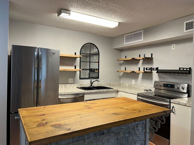 Building Photo - Beautiful 1/1 Condo in Gated Lakefront Com...
