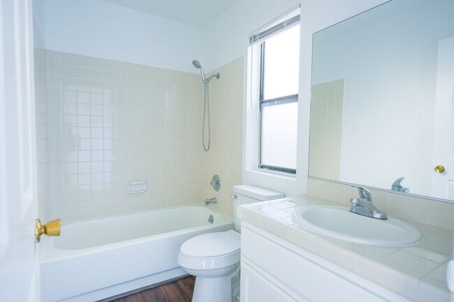 Building Photo - Stunning 3 Bed / 2.5 Bath Home w/ Loft, Two-Story Atrium & Remodeled Kitchen