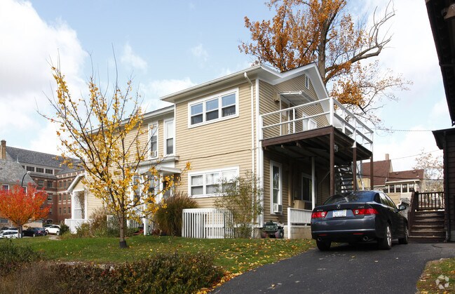 Building Photo - 733 Oakland Ave