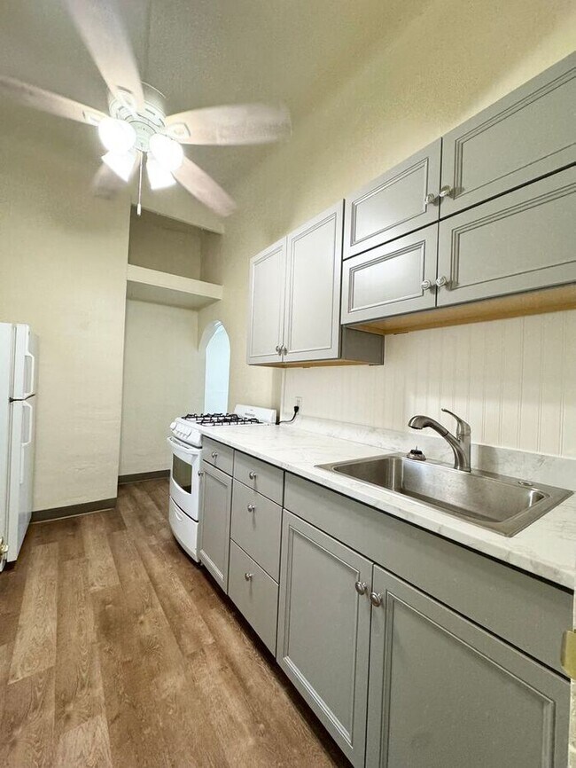 Building Photo - Cute 1 Bedroom, 1 Bathroom Unit Moments Aw...