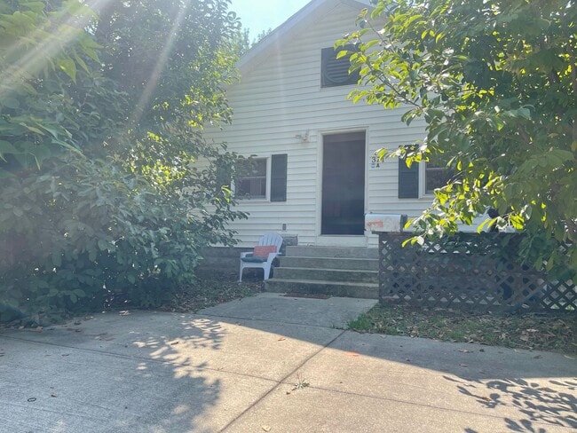 Building Photo - 321 E College St